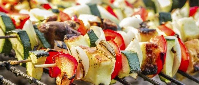 Es muy sencillo preparar unas brochetas de verduras.