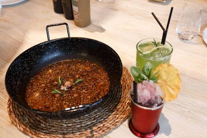 Atrévete a un sabroso arroz acompañado de un refrescante cóctel.