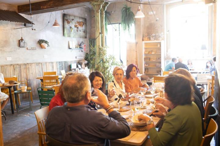 Un restaurante amplio, céntrico y bonito, decorado con muy buen gusto.