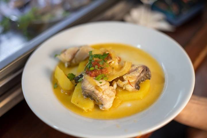 Con este guiso marinero de Paco, con patatas de Sanlúcar y pescaíto de la bahía vas a entrar en calor.