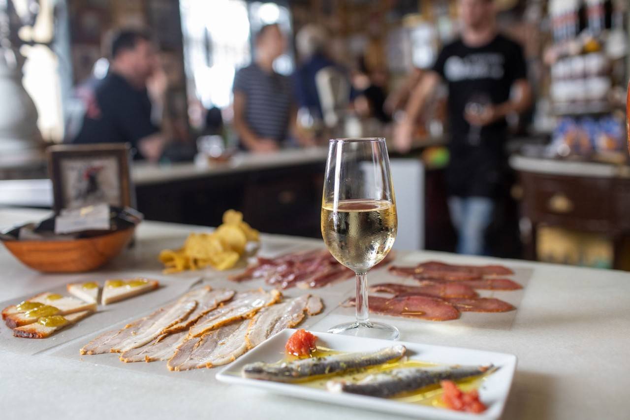 Poca gente se resiste a probar las chacinas y los vinos de 'Casa Manteca'.