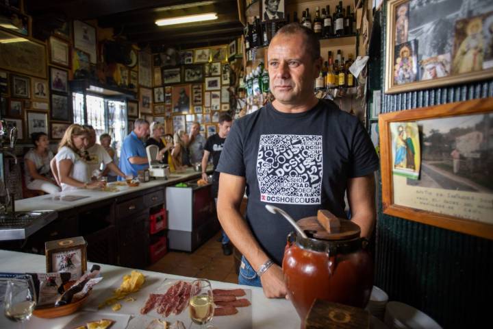 Tomás Manteca sigue la línea clásica de su padre y su abuelo en 'Casa Manteca', sirviendo las tapas en sus míticos papelones.