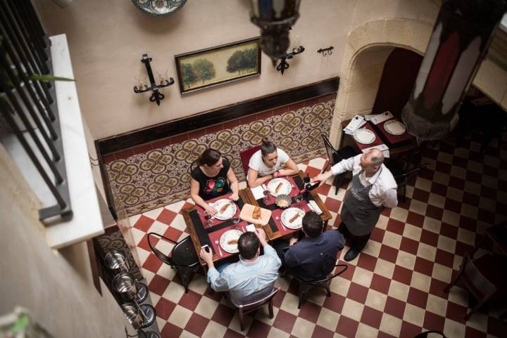 El comedor se encuentra en el patio de una vieja casa de cargadores de Indias. Foto: Marcos Moreno.