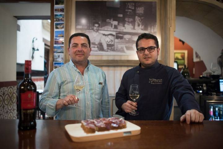 Rafael y su hijo Borja, junto a la fotografía del abuelo José. Foto: Marcos Moreno.