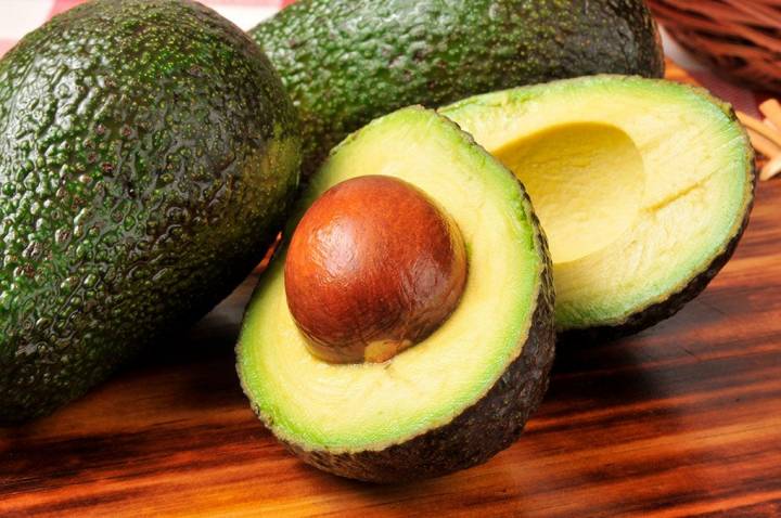 La carne del aguacate es mantecosa y con un alto nivel de materia grasa buena.