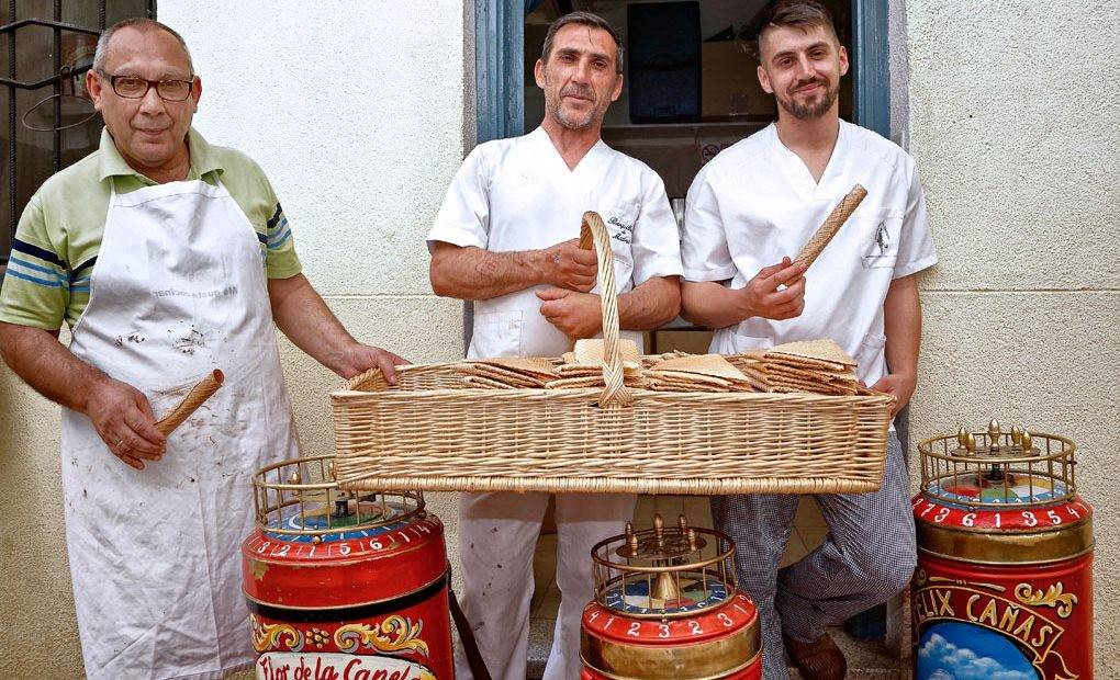 Jaime, Julián y Julián Jr. Artesanos del barquillo madrileño.