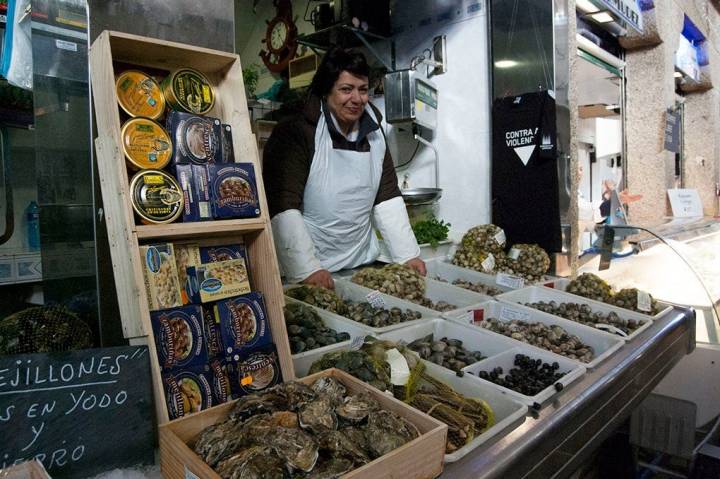 En el puesto de Dora Otero, las ostras son la estrella a degustar ‘in situ’.