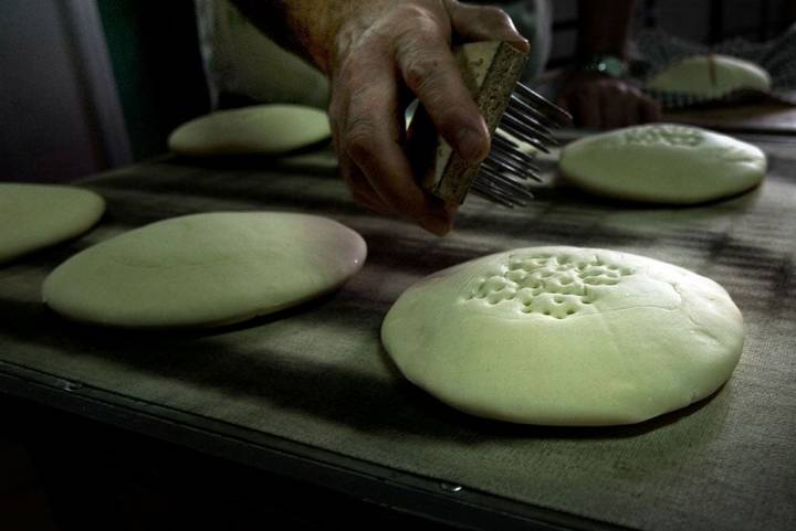 La cruz de Calatrava se realiza con un utensilio artesanal de púas.