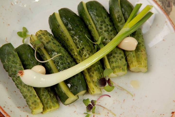 Pepinillos encurtidos, un típico de las barras. Foto: shutterstock.