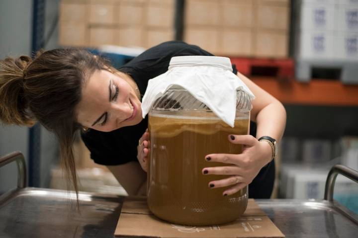 Bea y Nuria elaboran su 'kombucha' de manera natural. Foto: Komvida.