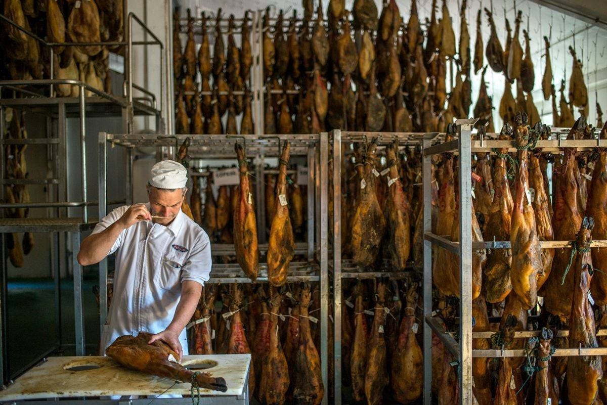 El maestro jamonero controla todas las fases del jamón buscando la excelencia.