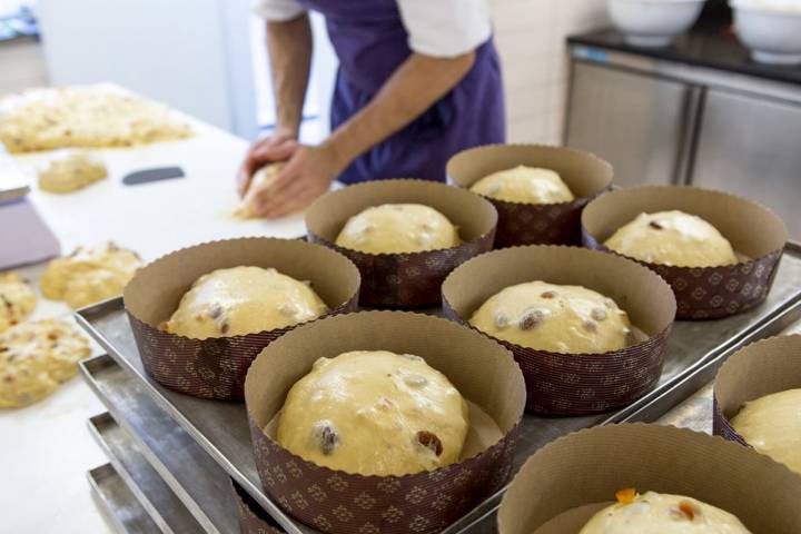 Masa de panettone tradicional de fruta en su molde.