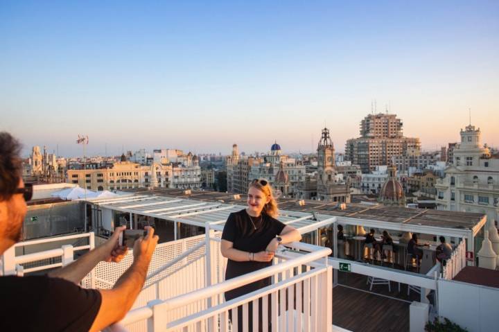 Azotea 'El Mirador del Ateneo': fotografiándose con las vistas de Valencia al fondo (2)