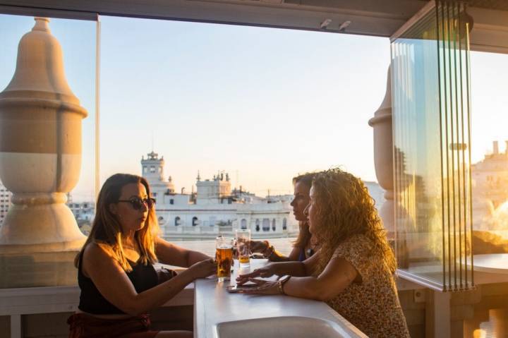 Azotea 'El Mirador del Ateneo': clientas tomando algo en el atardecer (2)