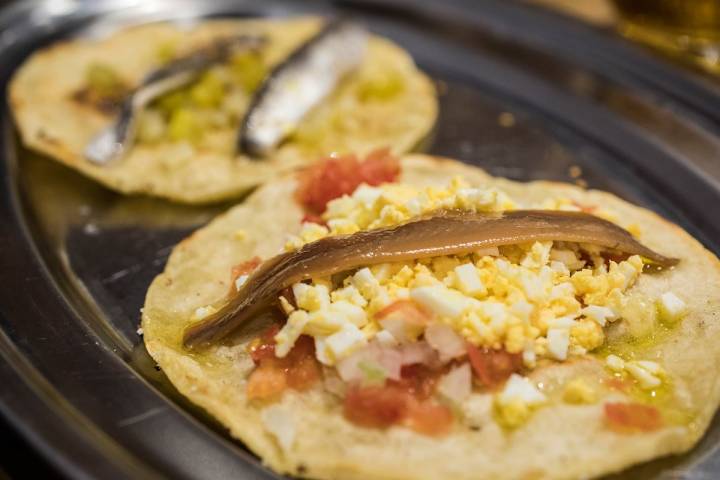 Cocas de dacsa con anchoas.