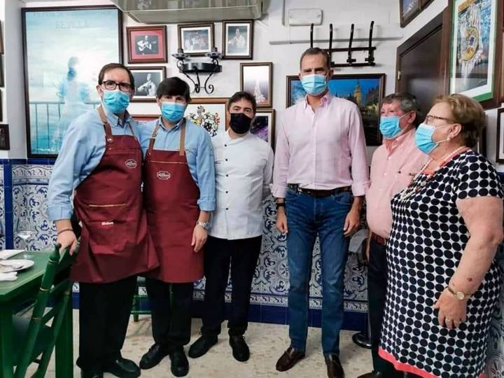 El Rey Felipe VI durante su visita a la bodega. Foto: Ayuntamiento de Arahal