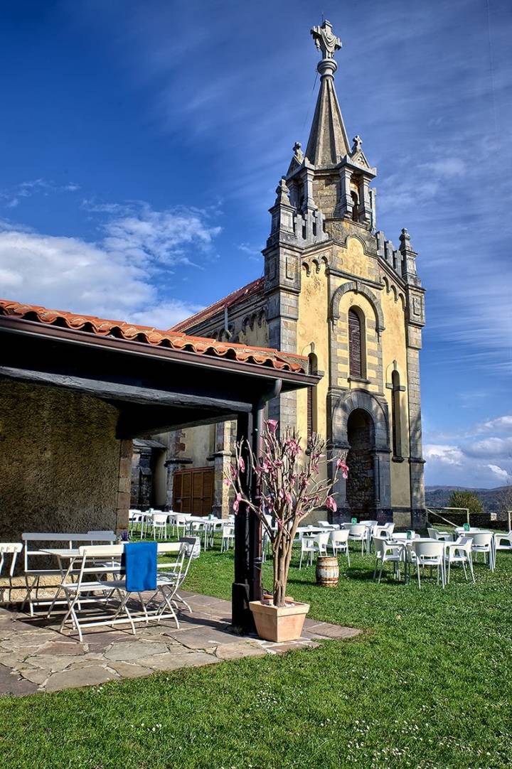 Almorzar o cenar a las puertas de una ermita. Foto: El Remedio.