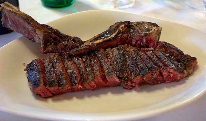 Una chuleta en su punto debe de presentar un color rosado, apetecible para el ojo y el estómago. Foto: Asador Etxebarri.