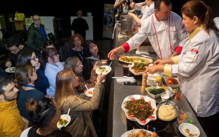 Por este stand han pasado a lo largo de tres días 11 cocineros procedentes de seis ciudades vinculadas a la Ruta de la Seda.