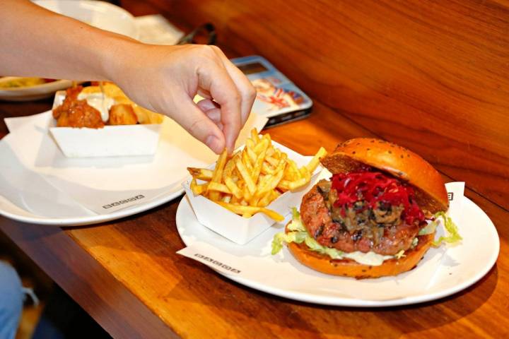 Hamburguesa con jabalí mechado de larga cocción, setas salvajes y 'choucroute' de col lombarda.