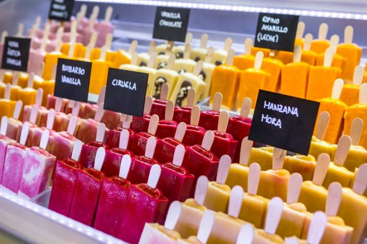 Mostrador con paletas de helado de distintos sabores