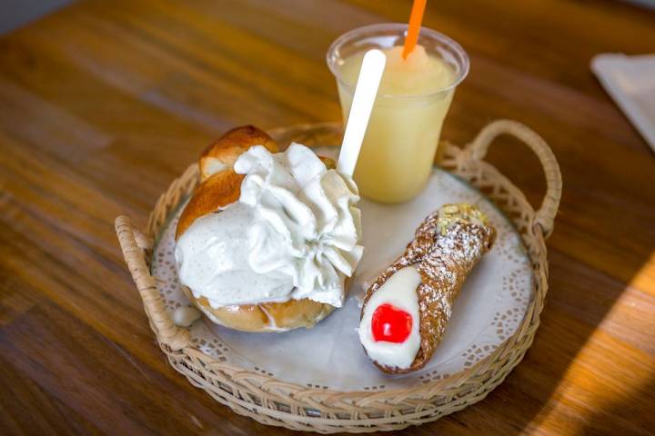 'Brioche gelato' de stracciatella y nata; 'cannoli' relleno de ricotta y 'granita' de limón, al más puro estilo italiano