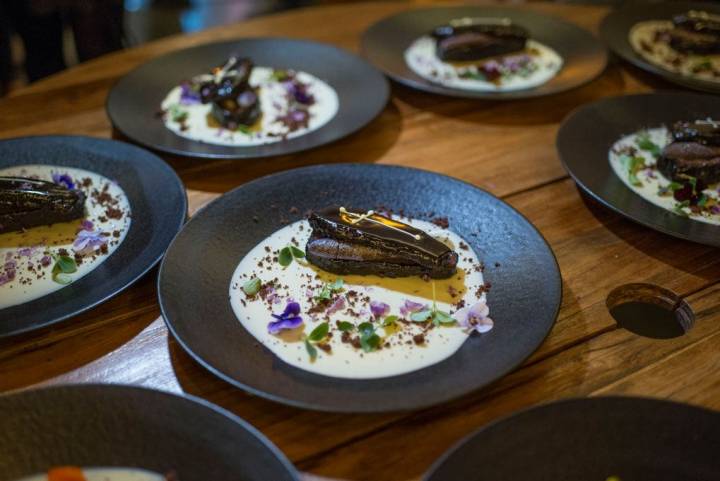 Una colorista presentación del postre, a cargo de Begoña Gardel, del Hotel Miguel Angel.