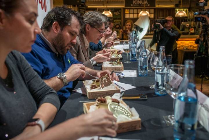 El jurado degustando uno de los postres carnavalescos.