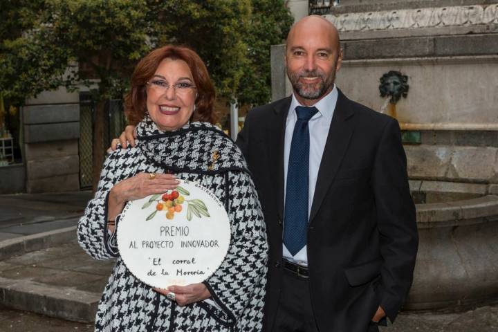 La bailaora Blanca del Rey y su hijo Armando, con el premio al 'Corral de la Morería', donde la cocina y los jereces se dan la mano.