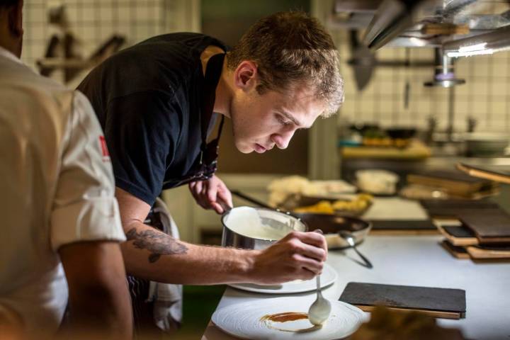 El chef Víctor Membibre en plena faena.