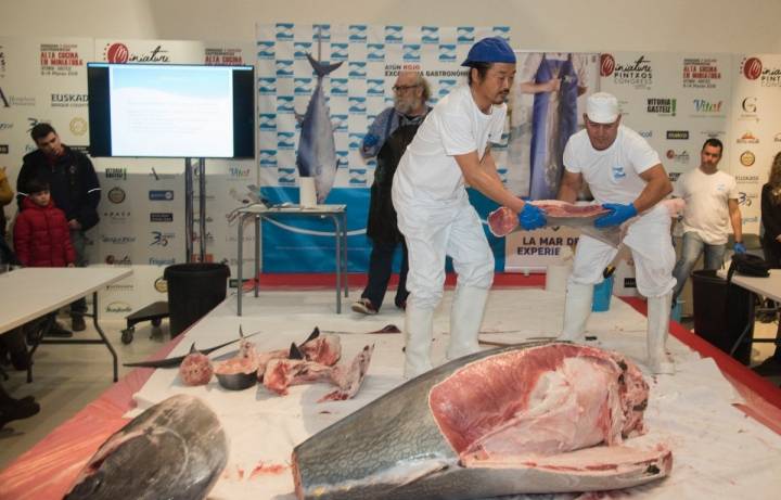 Para su despiece, los atuneros se ayudan de ganchos, afilados cuchillos y hachas. Foto cedida.