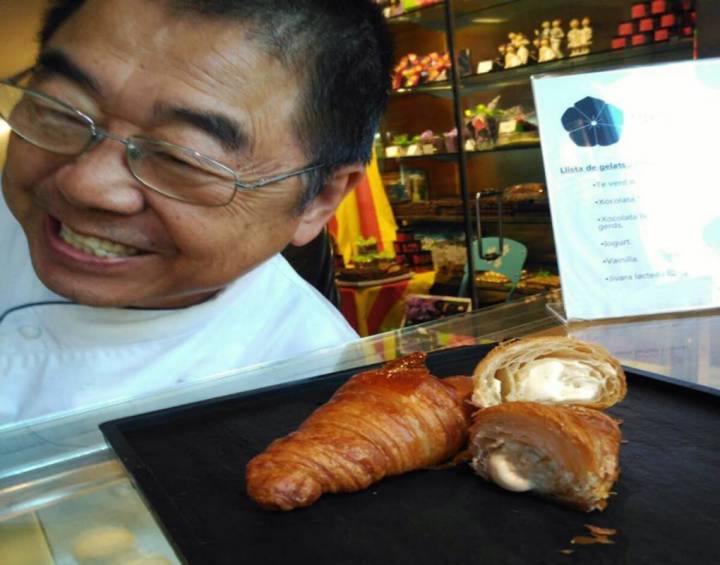 Takashi Ochiai junto a su croissant. Foto: Ochiai.