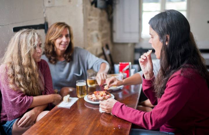 Bar Chinto (Porto do Son, A Coruña): clientas comiendo el pulpo cocido.