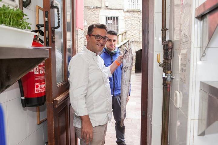 La rula de Ribadesella le cae a tiro de piedra y cada mañana llega el pescado recién cogido.