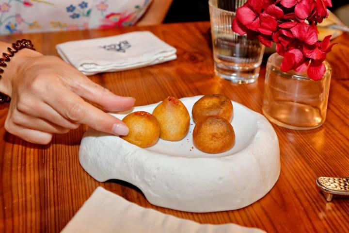 Los buñuelos de carrueco y de morcilla en caldera abren el menú degustación.