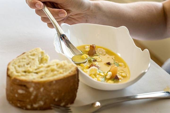 Sopa fría de maíz con pan de Mocejón.