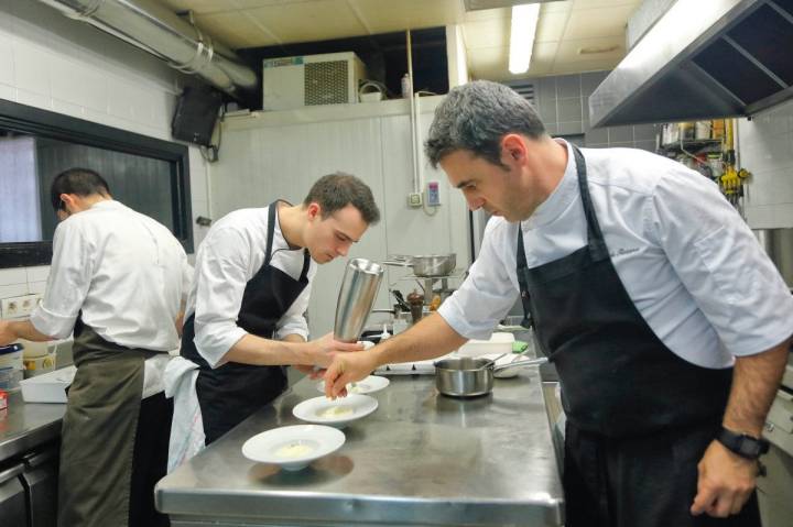 La cocina, como la bodega, están a la vista de los comensales.