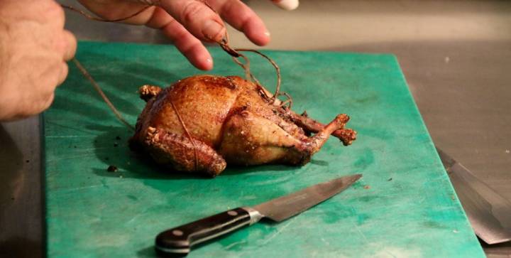 Las aves de la casa asadas son todo un espectáculo de sabor.