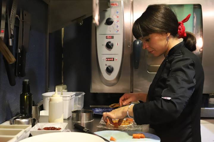 Rebeca Barainca ultimando los detalles de un plato en la cocina