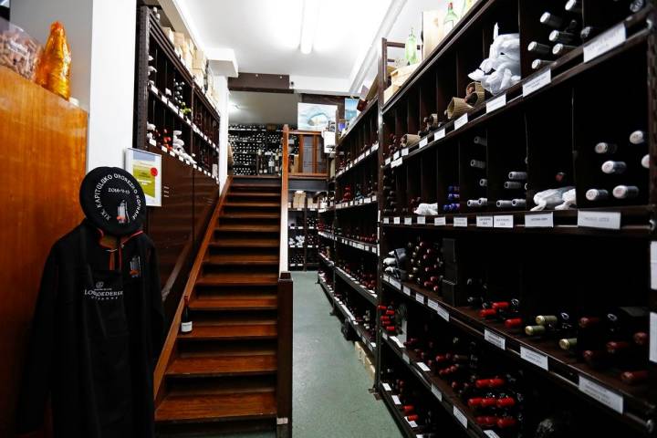 La bodega cuenta con más de 1.000 referencias de vino.