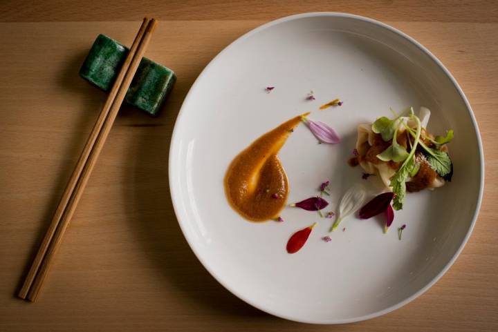 La belleza está servida con este dumpling de pollo con tofu, ajo negro y salsa americana.