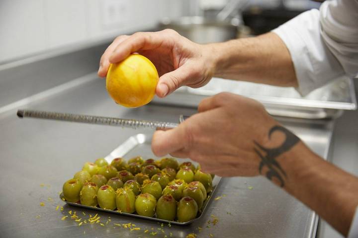 Preparando las Olivas Gordales rellenas de campari y naranja.