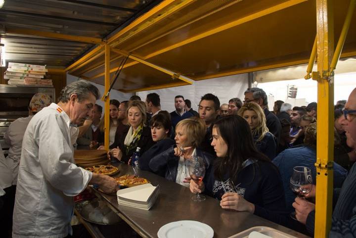 Marquina regalando porciones de pizzas a los habitantes de Tomelloso.