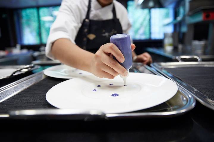 Cocinero decorando un plato