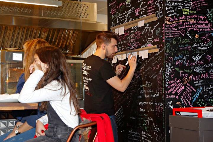 La pizarra del restaurante sirve de soporte para las comandas.