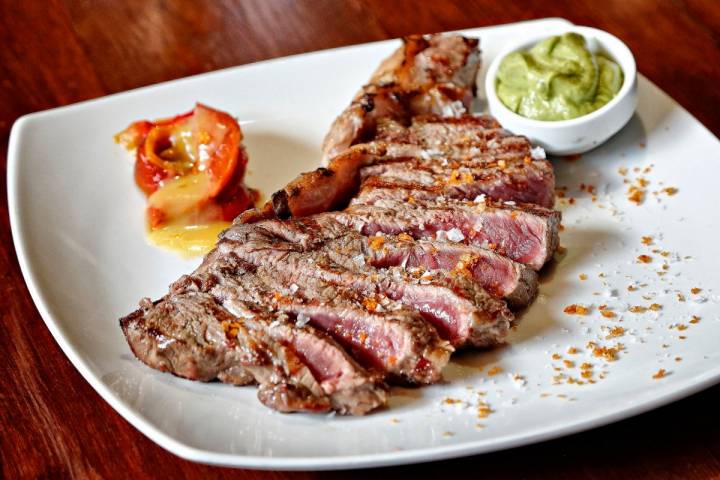 La carne a la parrilla acompañada con salsa de aguacate, receta de la abuela Rafaela.