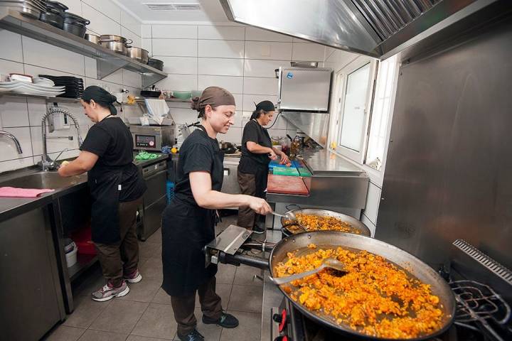 Paula, cuchara en mano, es la encargada de los arroces y paellas. En cocina está con Estela y Simone.