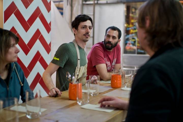 Roberto cuenta a los clientes esos platos que ha improvisado hoy al toparse una materia prima seductora.