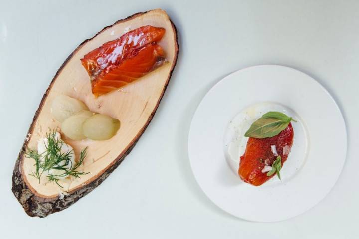 Plato de salmón ahumado al hibiscus con pepinos agridulces y tomate lágrima con 'mozzarella'.