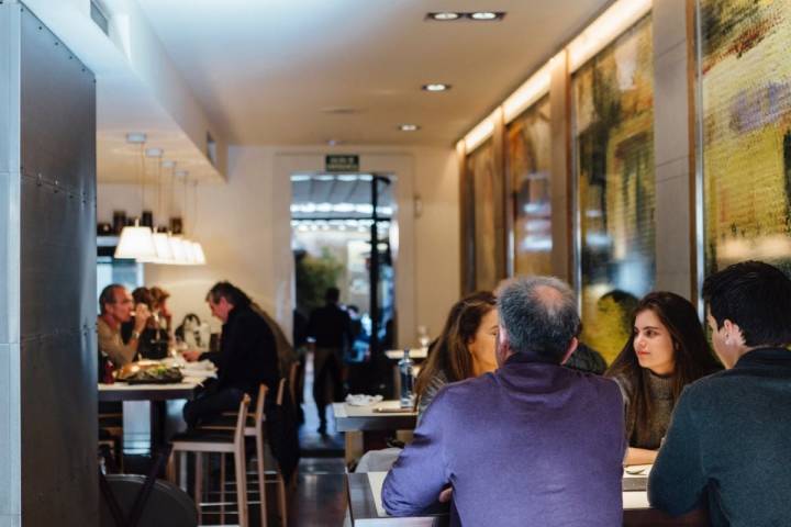 En el interior, el salón se presta a largas sobremesas.